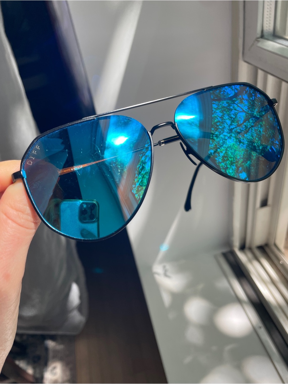 Diff AVIATOR IN MATTE BLACK WITH BLUE MIRROR POLARIZED LENS - Picture 12 of 14